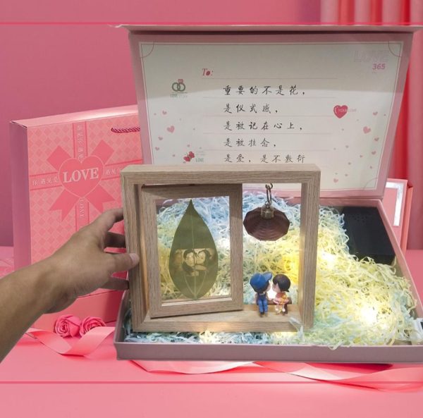 1Rotating Leaf Carving Picture Frame